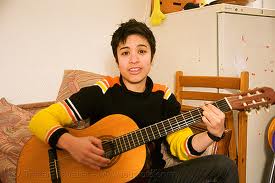Paulo is playing guitar.